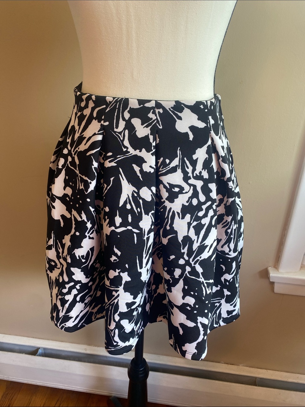 Hollister Black and White Abstract Design XS Skirt